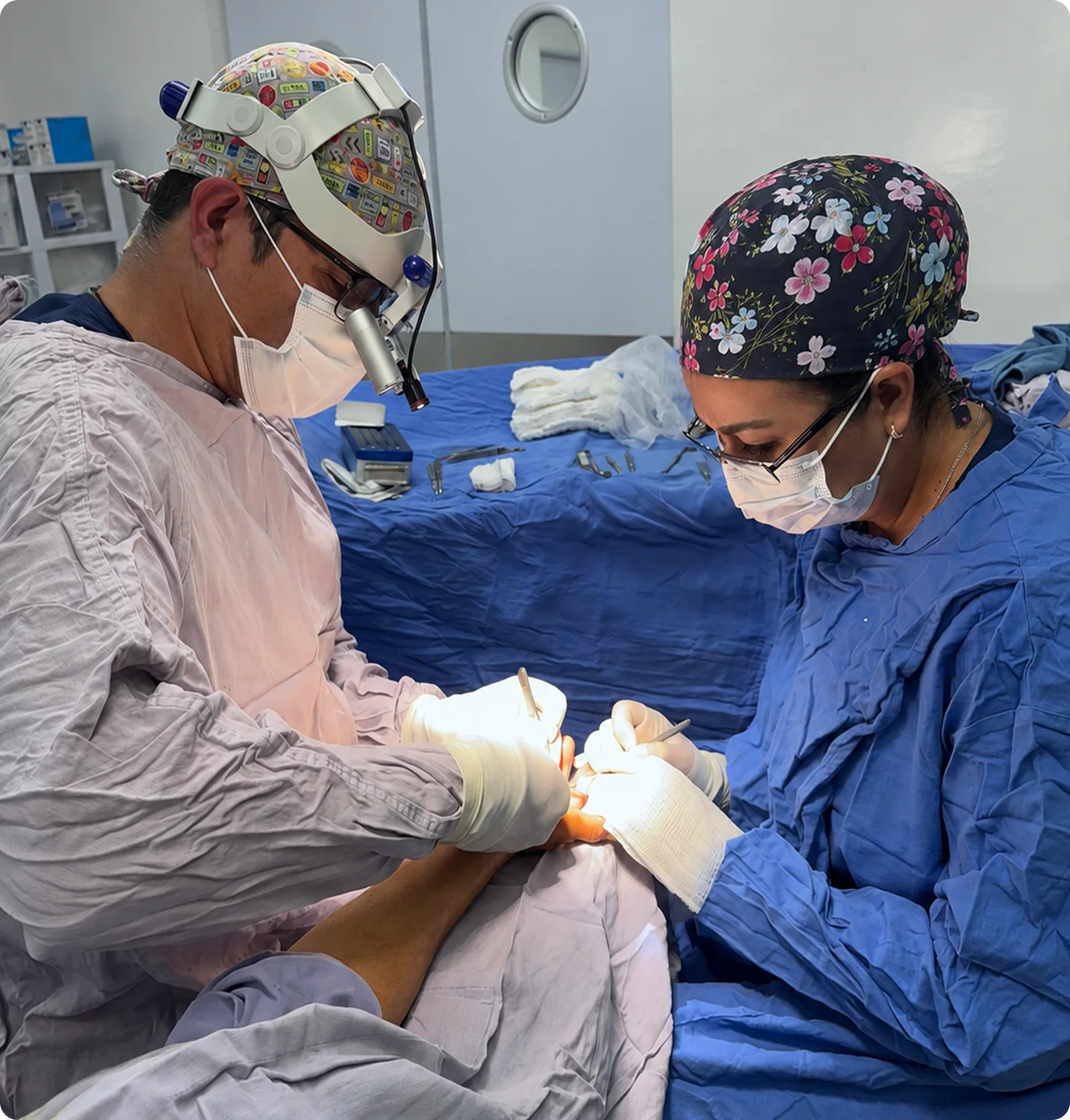 Dr. Alan Ponce Alvarez en cirugía